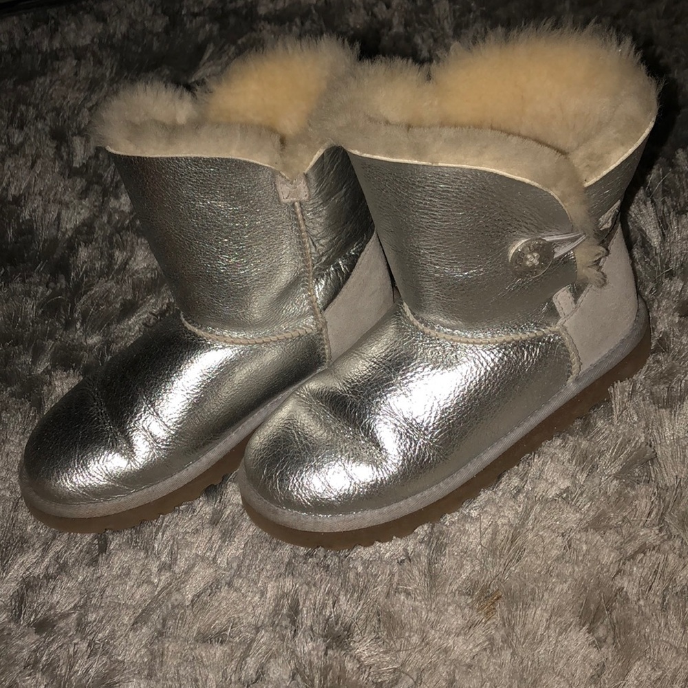 Classic Short Metallic Silver Leather Bailey Uggs